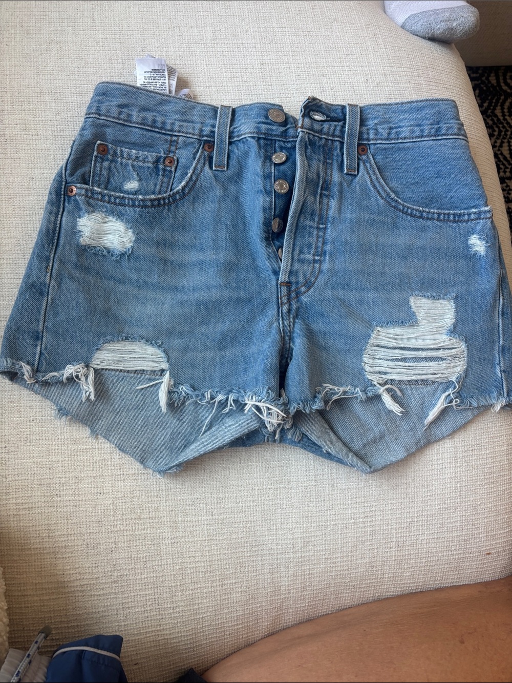 501 Levi. Button fly High-Rise Distressed Denim Shorts - Light Blue size 26